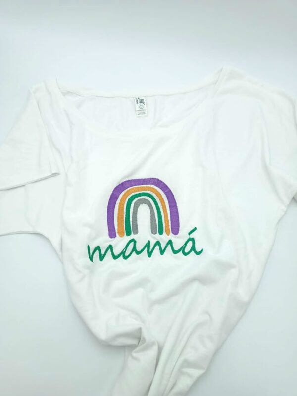 Camiseta bordada arcoiris mamá