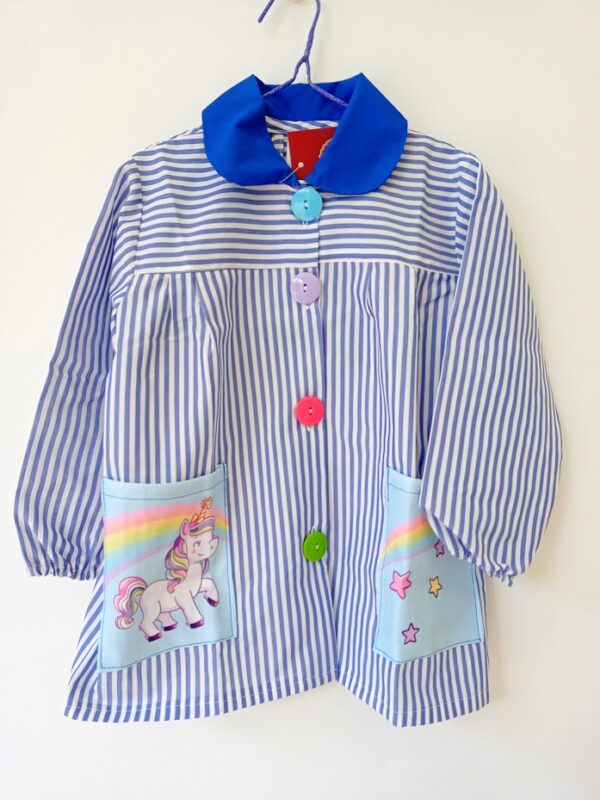 Bata escolar bolsillos unicornio azul