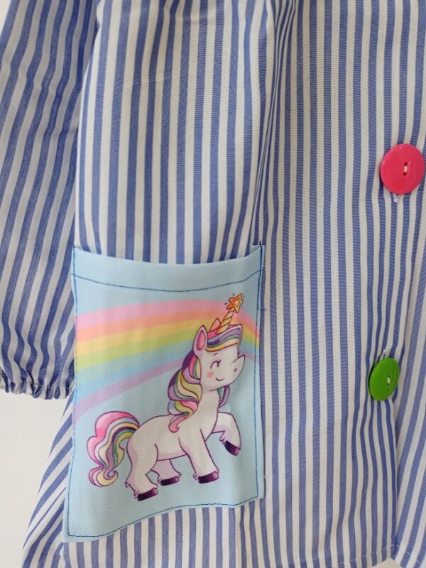 Bata escolar bolsillos unicornio azul - Imagen 3