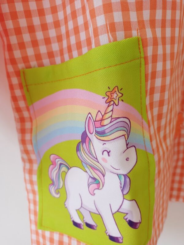 Bata escolar bolsillos unicornio naranja - Imagen 4