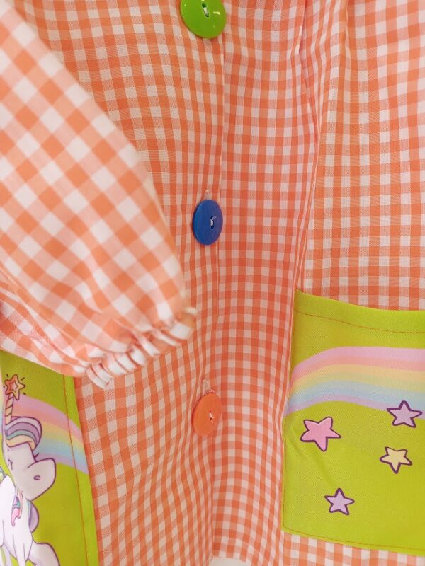 Bata escolar bolsillos unicornio naranja - Imagen 2
