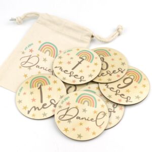 Cumplemeses bebé arcoiris personalizado