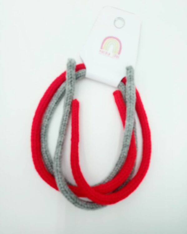 gris medio y rojo