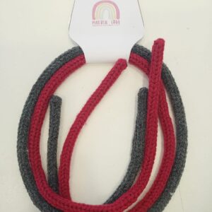 rojo y gris oscuro